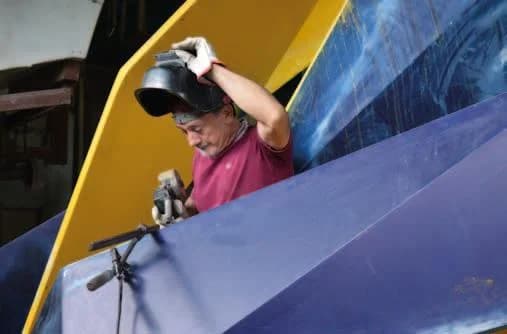 William Barbosa soldando en su taller