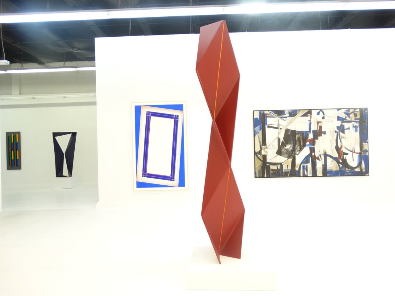 Escultura roja en galería