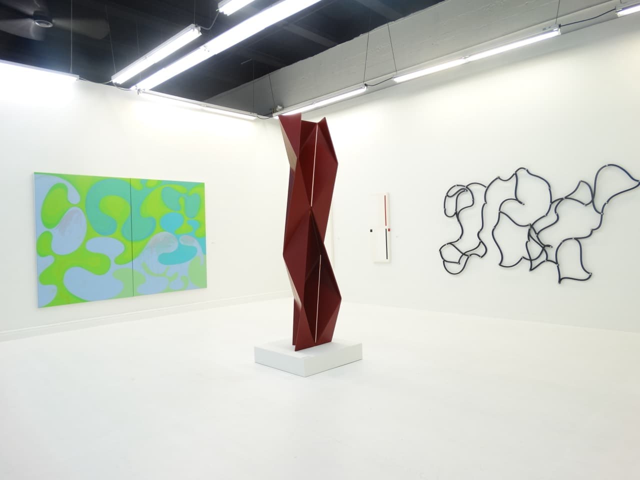 Escultura vertical en galería