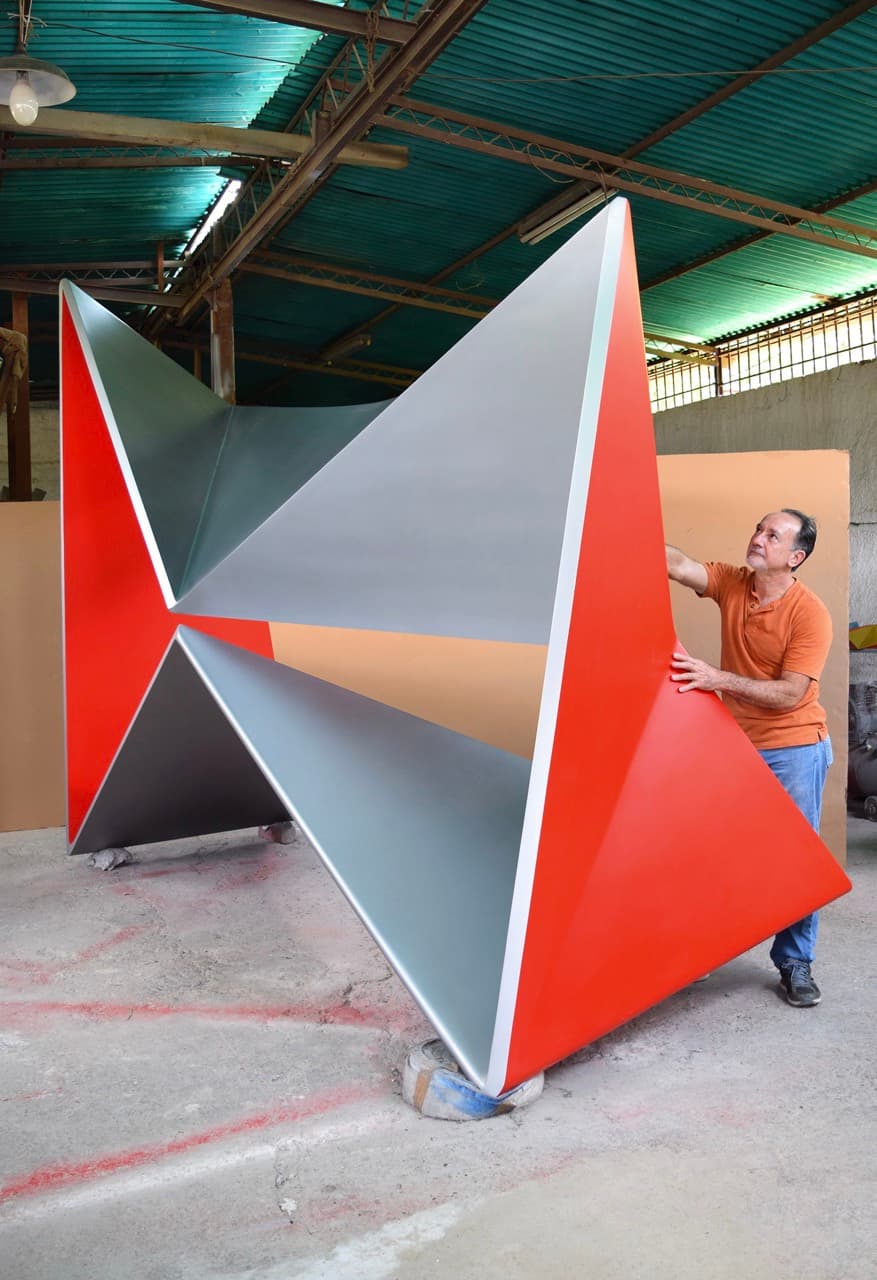 William Barbosa junto a una obra en el taller