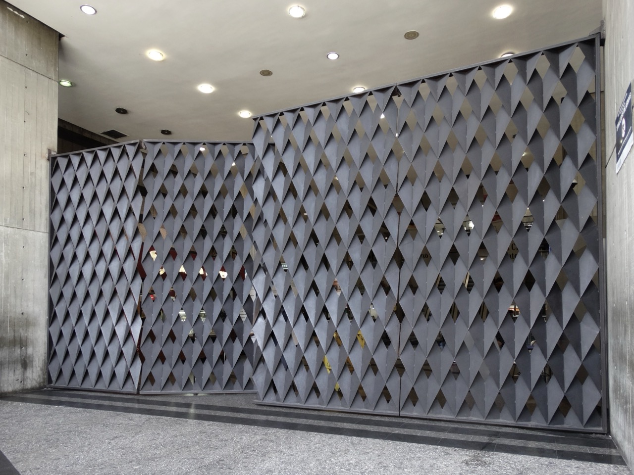 Puerta Centro Comercial El Recreo (1999), Caracas, puerta escultórica de William Barbosa — fotografía 2 de 4