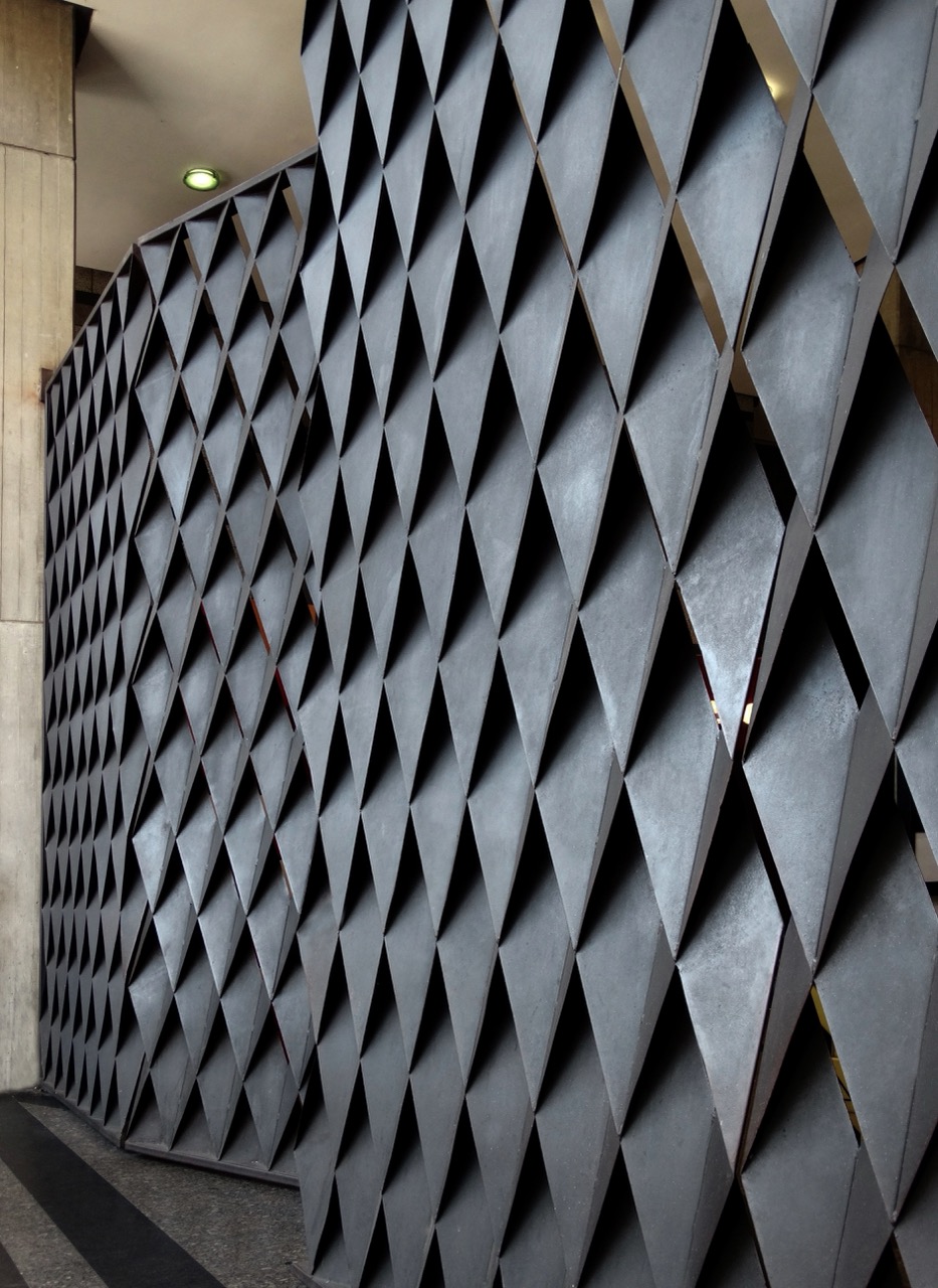 Puerta Centro Comercial El Recreo (1999), Caracas, puerta escultórica de William Barbosa — fotografía 3 de 4
