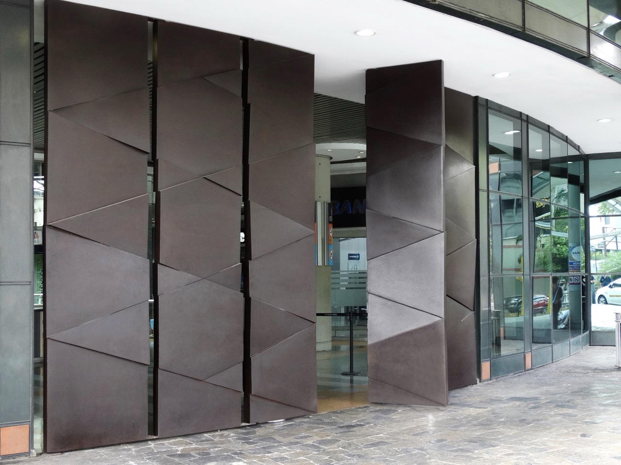 Puerta Centro Comercial Sambil (1998), Caracas, puerta escultórica de William Barbosa — fotografía 2 de 6