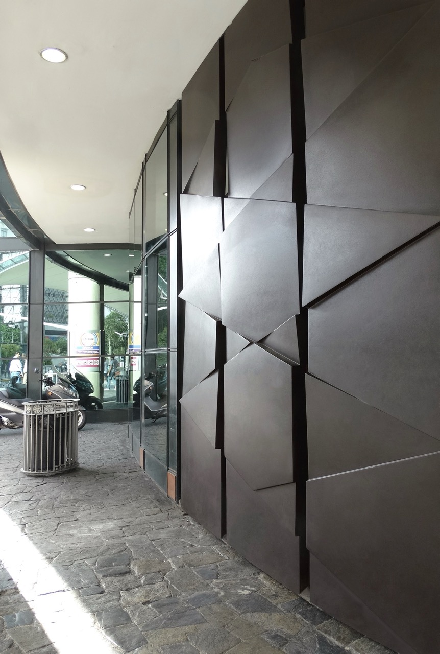 Puerta Centro Comercial Sambil (1998), Caracas, puerta escultórica de William Barbosa — fotografía 3 de 6