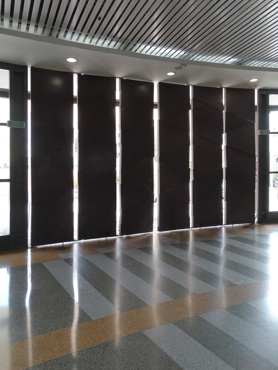 Puerta Centro Comercial Sambil (1998), Caracas, puerta escultórica de William Barbosa — fotografía 5 de 6