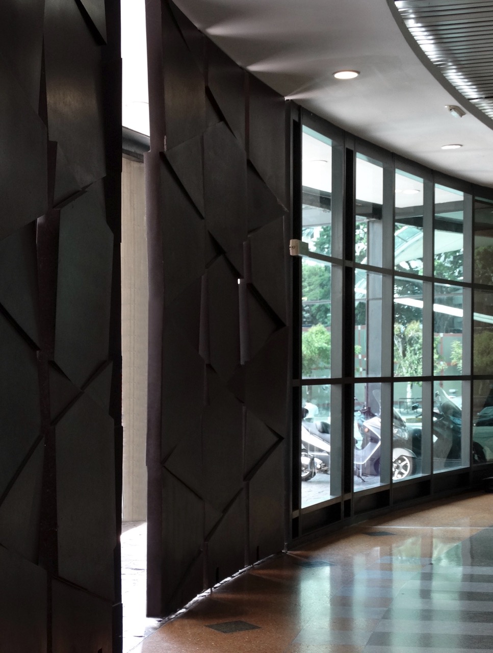 Puerta Centro Comercial Sambil (1998), Caracas, puerta escultórica de William Barbosa — fotografía 6 de 6