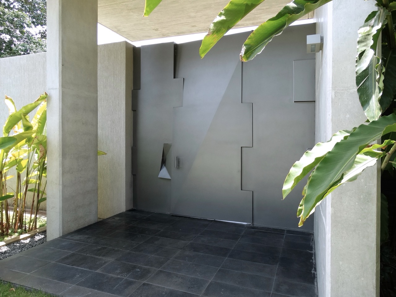Sin título (2012), Venezuela, puerta escultórica de William Barbosa — fotografía 3 de 6