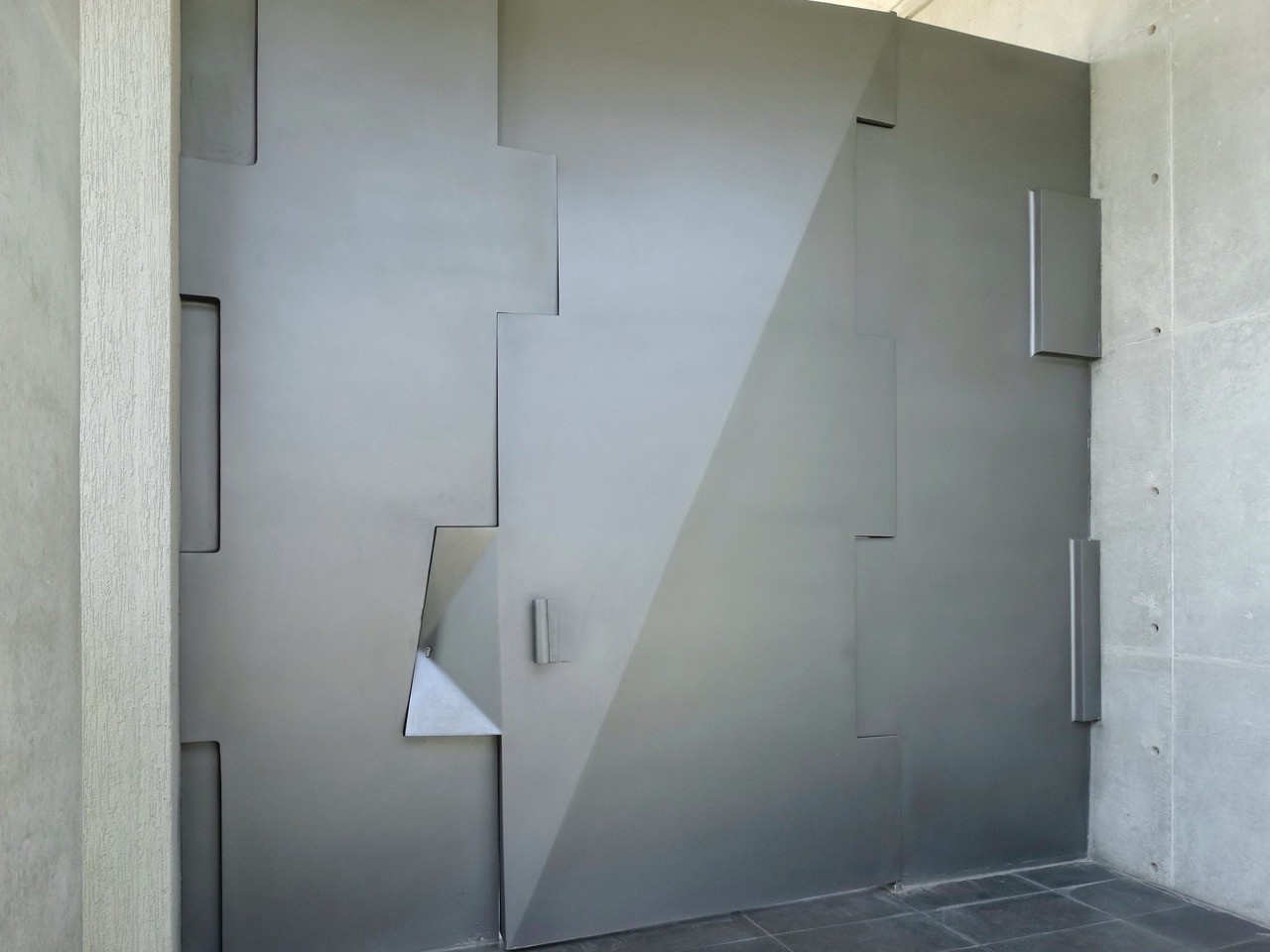 Sin título (2012), Venezuela, puerta escultórica de William Barbosa — fotografía 4 de 6