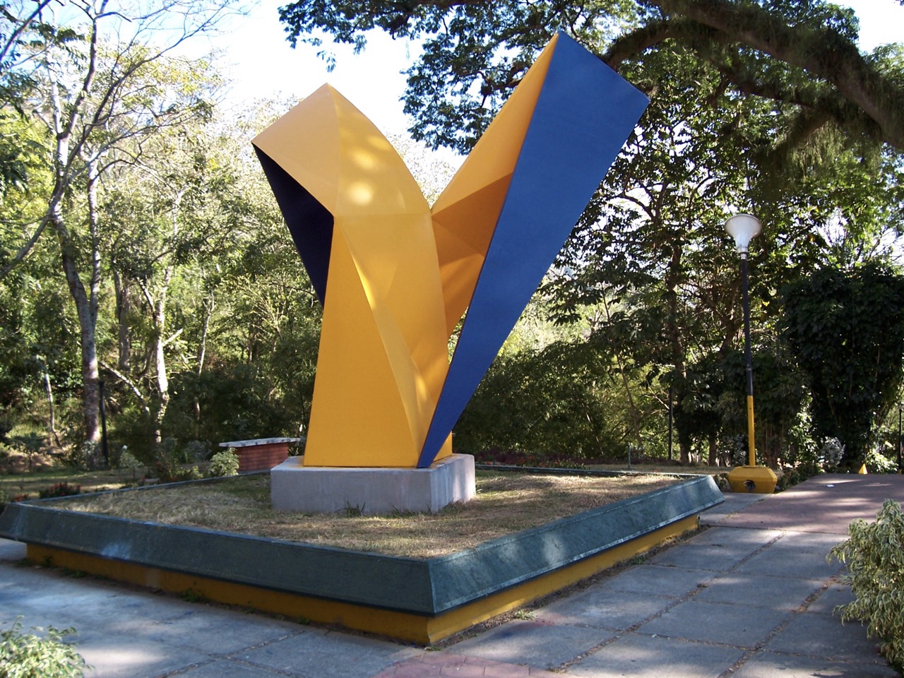 Sin título, de la serie Tensión y Torsión (2005), Trujillo, escultura de William Barbosa — fotografía 9 de 9